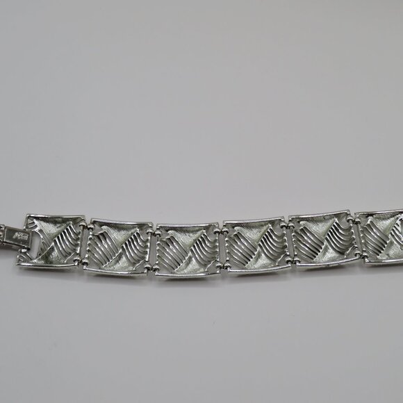 Coro Pegasus Vintage Open Work Textured Silver Tone Bracelet - Picture 6 of 10